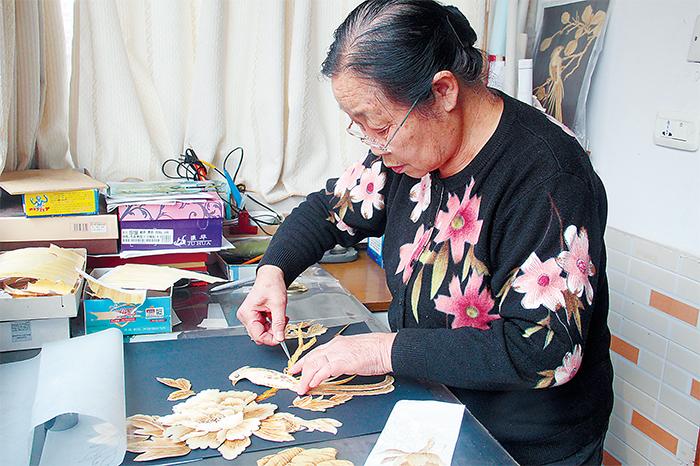 72歲老人的別樣生活:剪紙、做麥秸畫、旅游寫生